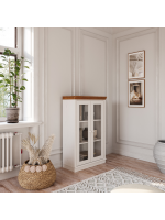 Estante de madeira com 1,19 m na cor branco lavado e mel e duas portas de vidro / Coleção biblioteca